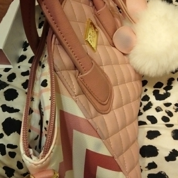 Iam selling a Betsey Johnson bag - Picture 8 of 8